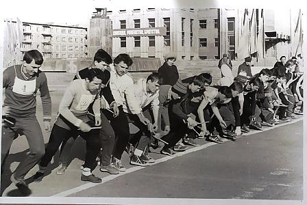 участники легкоатлетического кросса, сер. 80х.jpg